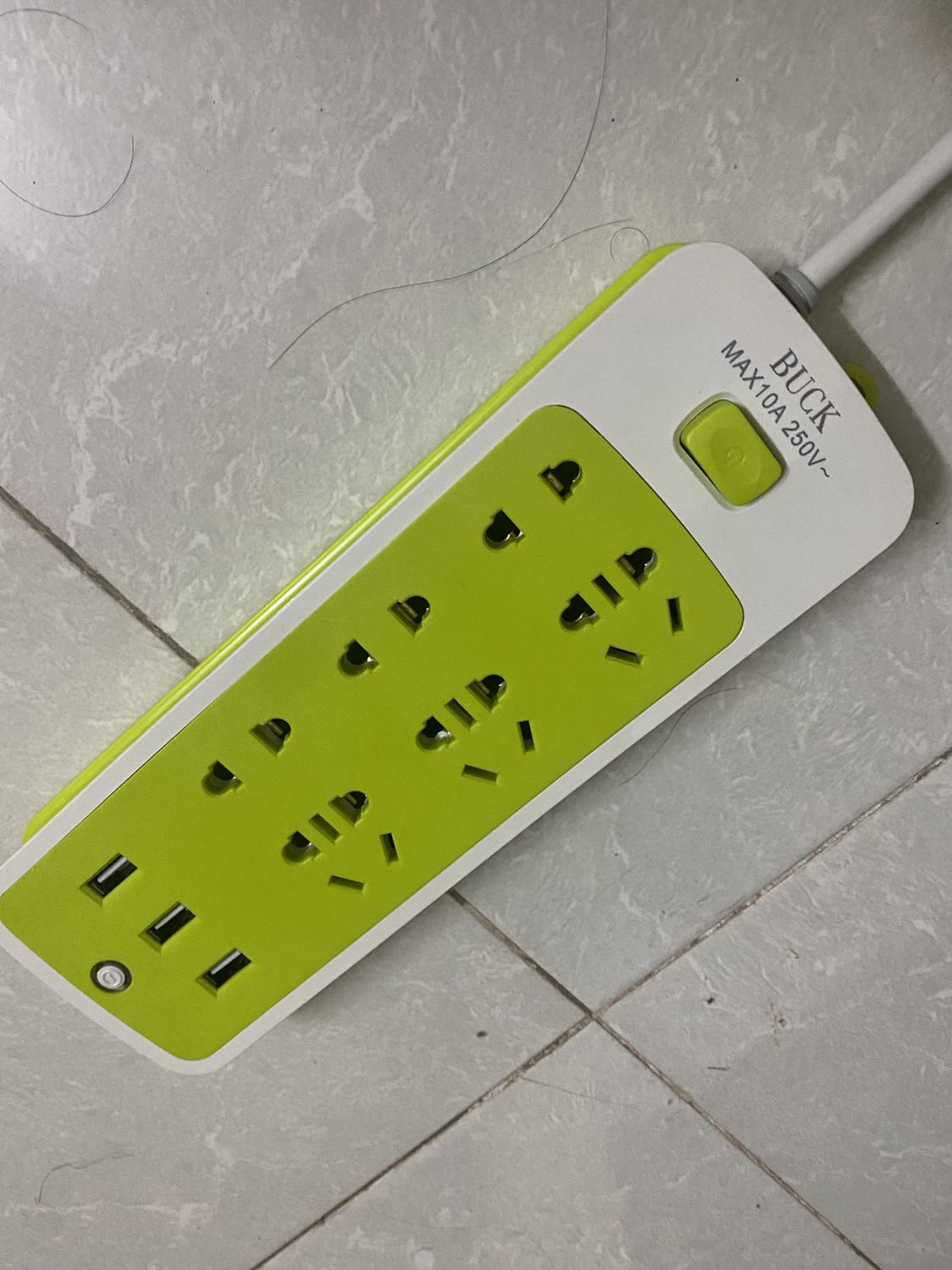 Lá đồng mỏng, cắm sạc điện thoại vào k rút ra được. Lá đồng mắc vào chân sạc luôn.Cố rút ra được 1 lần là dão luôn ổ, cắm chập chờn, còn củ sạc thì toét hết chân sạc.