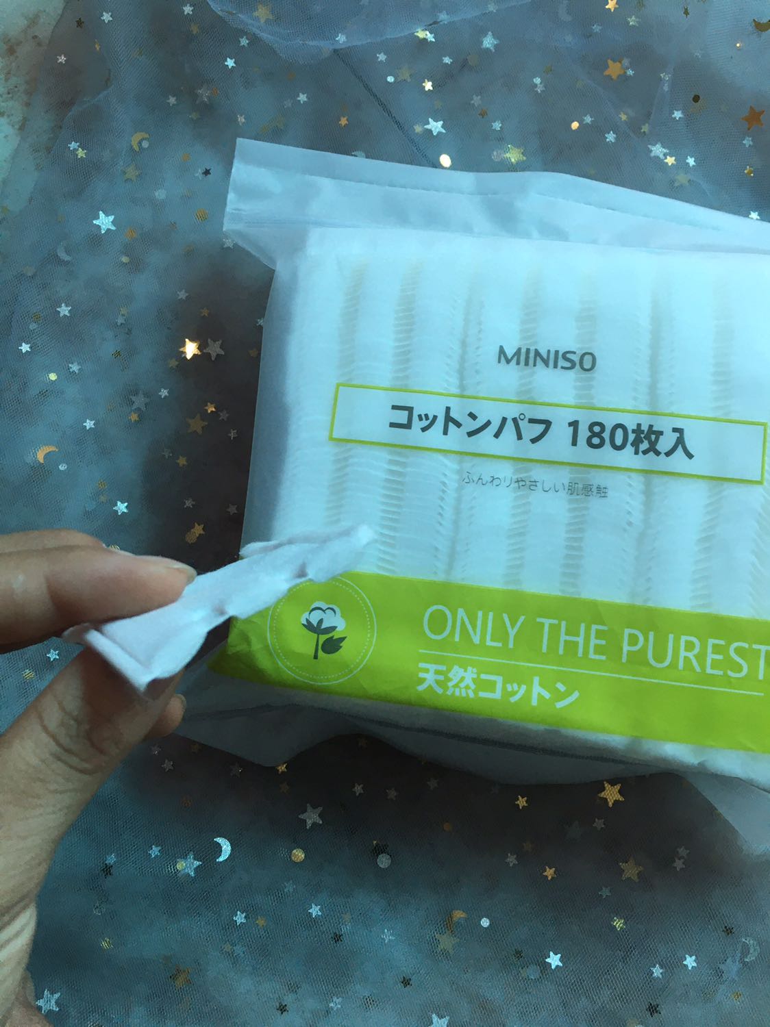 Bông tẩy trang của shoptido phải nói là không chê vào đâu được, tẩy trang bông không bị xơ, nhỏ gọn tiện lợi mang đi khắp mọi nơi