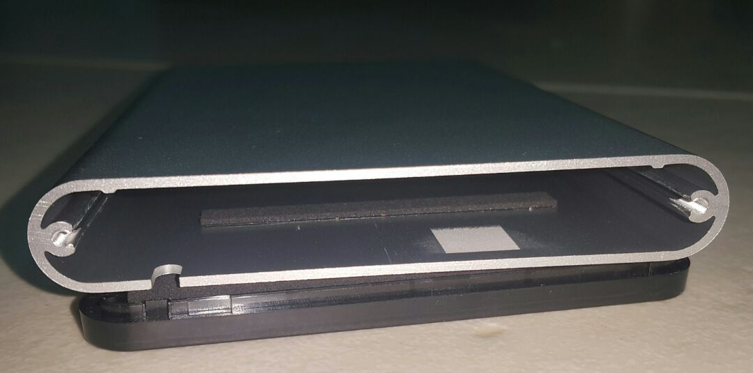 Sau khi đổi tên từ 3.0 sang 3.1 gen1, vỏ vẫn như nhau, vẫn chipset asm1153e. Tuy nhiên cáp lại nhỏ hơn, hi vọng bền. Enclosure 2.5" made in taiwan này là loại tốt nhất có ở vn. Sau khi đổi tên từ 3.0 sang 3.1 gen1, vỏ vẫn như nhau, vẫn chipset asm1153e. Tuy nhiên cáp lại nhỏ hơn, hi vọng bền. Enclosure 2.5" made in taiwan này là loại tốt nhất có ở vn.