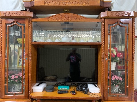 Với giá cả 3tr thì không có nhiều để phàn nàn. Màn hình tuy dày 90cm nhưng bù lại nhẹ. Viền mỏng 4K@60. Dễ lắp ráp chân. Dành cho những kệ tủ kiểu cũ có diện tích 100 x 70 cm. 
👉 nên mua FPT Play Box S để hoàn hoàn hảo hơn 1.65tr