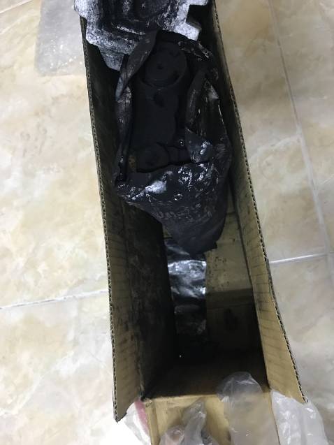 Hộp mực bên trong túi bao bì đã bị cắt từ trước, mực rơi *** bao kín hộp mực ko thể sử dụng. Shop có trả lời tin nhắn nhưng không đưa ra được phương án giải quyết chỉ bảo sẽ ghi nhận và kiểm tra bộ phận liên quan sau nhiều tuần vẫn không có phương án.
Mua đắt hơn chỗ khác chỉ vì tin tưởng cửa hàng chính hãng nhưng rất thất vọng !