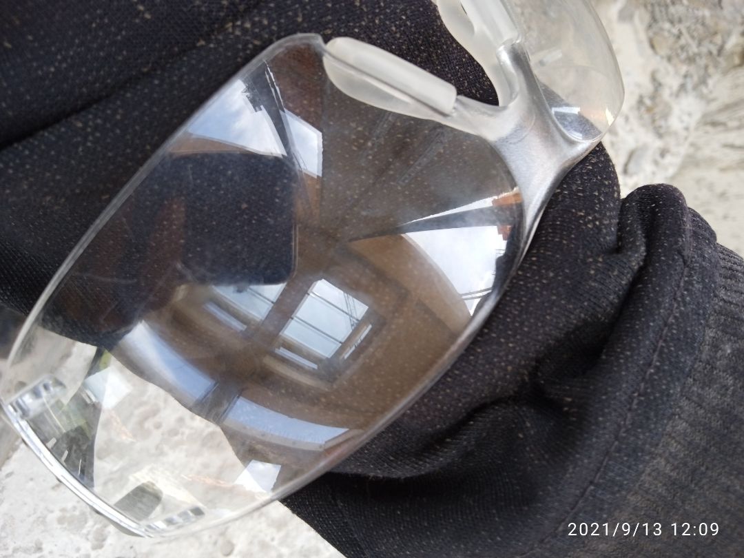 Kính chống trầy nhưng sướt kinh khủng sau 1 ngày dùng