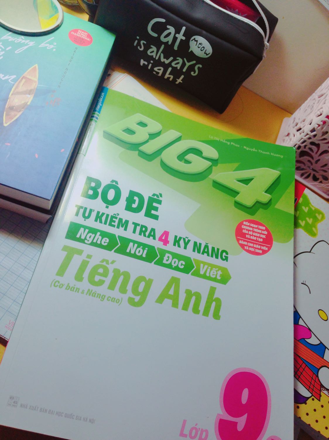 Sách to hơn mình nghĩ . Có đầy đủ cái bài tập , tuy nhiên sách hơi ít trang .! Nhưg cũg rất bổ ít . Ns chug là nên mua mn nhá