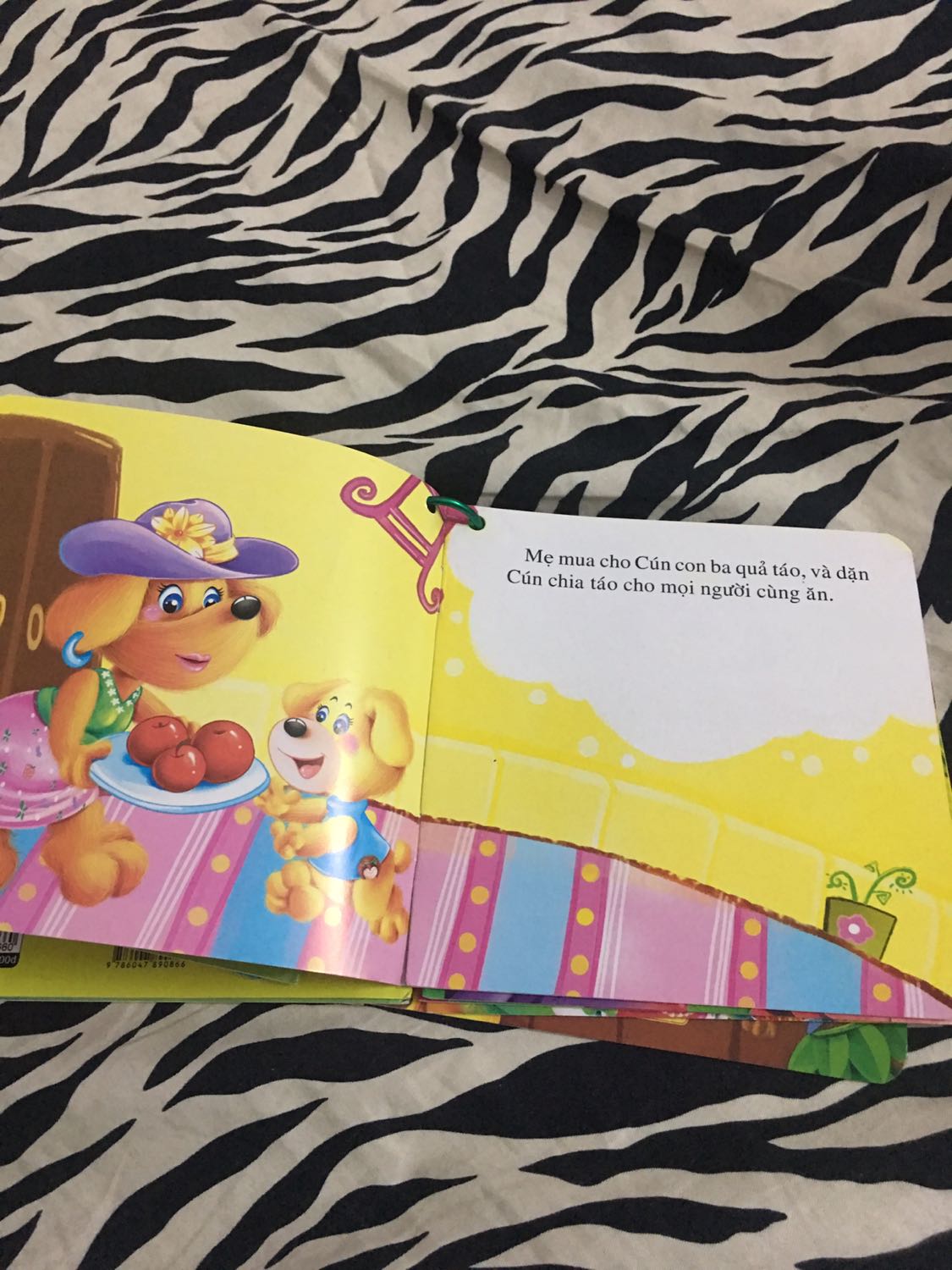 Hình vẽ dễ thương phù hợp với bé 3, 4 tuổi có tính giáo dục cao nên mua đọc cho bé mỗi tối