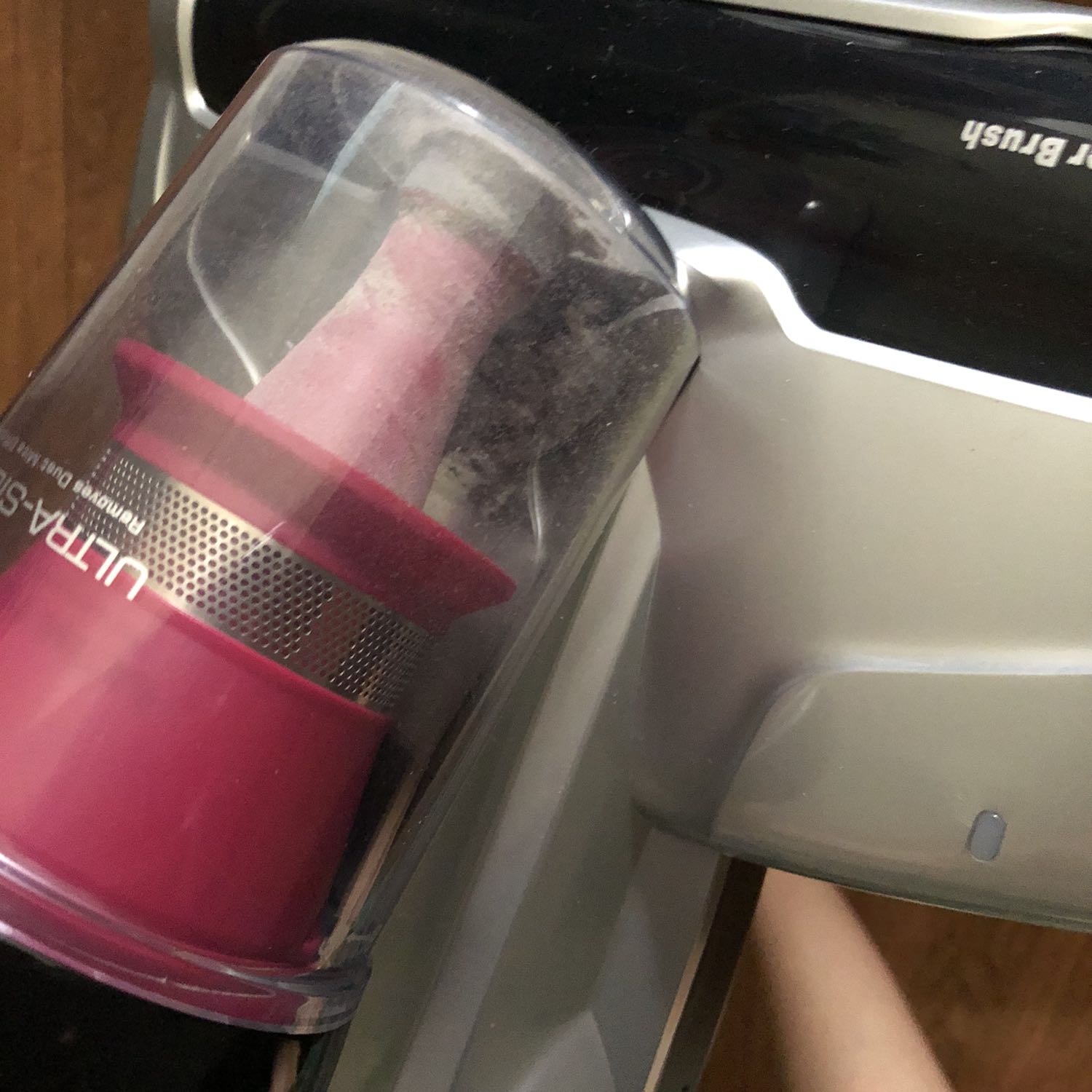 Hồi đầu mới mua cầm chưa quen nên thấy nặng, sau chả thấy nặng tí gì :)) ai băn khoăn nên mua hút bụi giường nệm lọai nào thì lấy ngay con này nhé, hút tóc cực tốt, dễ vệ sinh. Mấy loại hàn quốc với hãng xỉaomi kia cá nhân thấy k hút tóc tốt lắm.