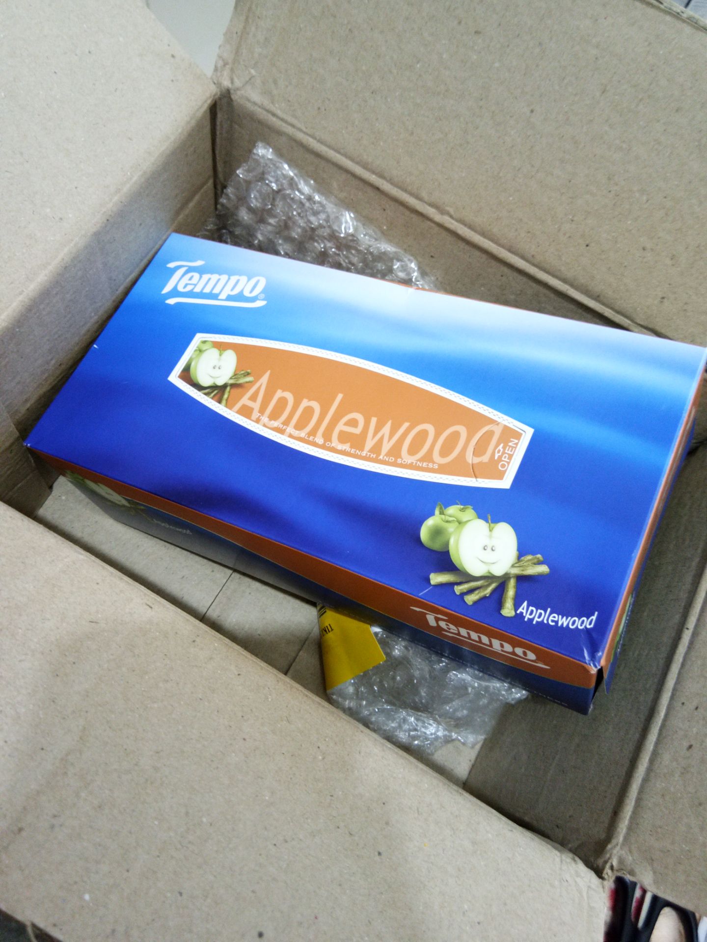 Mặc dù sản phẩm chỉ là giấy nhưng shop vẫn gói chống sốc cẩn thẩn luôn ạ! Mùi thơm lắm . Trước xin bạn được vài tờ, dùng thấy thơm nên về mua :v Dùng chỉ vì nó thơm thôi ý ( Mình mua về đề kẹp sách cho thơm :v) Chưa mở hộp đã thấy thơm r :v