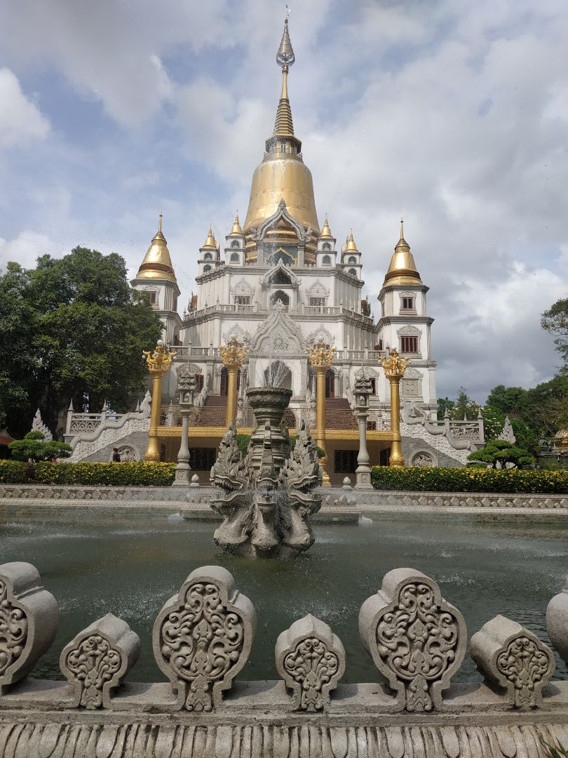 vòng đẹp, rất chắc chắn, xốp bọc dầy,nặng cũng 1kg, lắc ko bị đau, rất đáng đồng tiền bát gạo. bạn giao hàng nhanh chu đáo
mình nghĩ những ai bị bung khi lắc hay vòng không chắc chắn là do lắp chưa vào khớp nối.