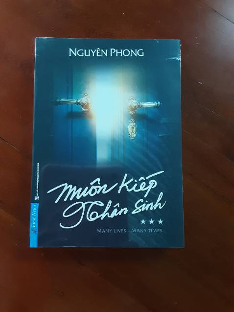 Tiki giao hàng sách như tên lửa mà giá và phí ship hạt dẻ. Tập 1 và 2 mình mua khổ nhỏ. Tập 3 này giấy đẹp hơn, in bóng. Mình cảm nhận như giấy dc tráng một ít polyme vậy. Giấy thơm mùi mới, sách bọc seal, đã lắm. Thông tin xuất bản quý 2/2023, mới tinh tình tinh.