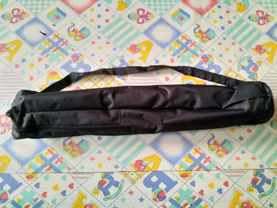 Chân máy đẹp, khá chắc chắn so với giá tiền. Tuy nhiên hộp giao tới hơi móp, trên chân máy có vài vết trầy nhỏ. Quan trọng là một vài chi tiết nhỏ trên chân máy không giống trên hình (không có logo, khớp nối nhìn khác v.v.), nên mình không rõ đây có phải là hàng chính hãng không...