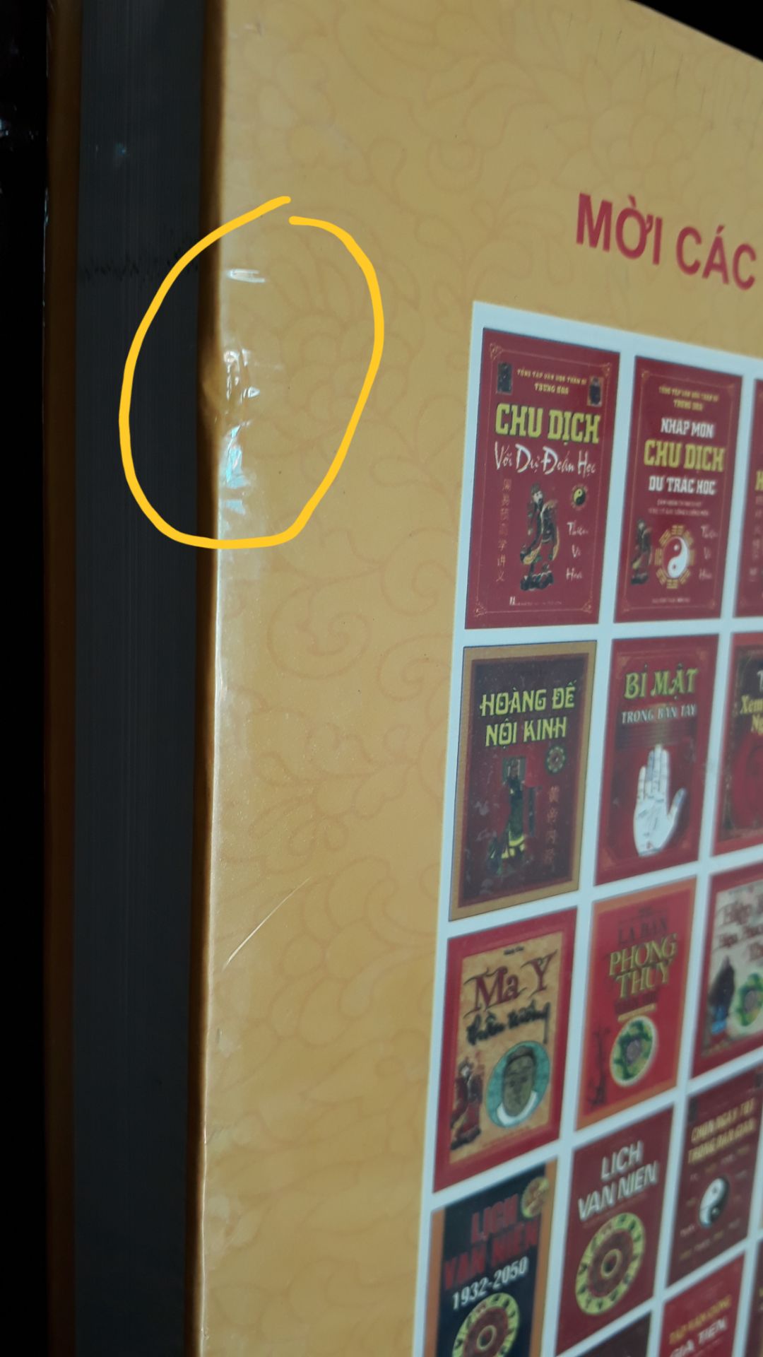 Tôi mới đọc gần 100 trang sách, đúng ra phải đọc hết mới có nhận xét xác đáng được, nhưng quyển sách khá dày e rằng khi đọc hết thì những cảm nhận ban đầu cũng sẽ trôi qua nên có mấy lời sau đây:
- Cảm nhận đầu tiên khi nhận sách từ shipper là sách rất dày, khổ giấy to, kích cỡ của quyển sách gần bằng giấy A4, bìa cứng được bao bọc cẩn thận nhưng khâu vận chuyển cũng làm móp một vài chỗ. Giấy in bình thường, không có gì đặc biệt.
- Tác giả là người nghiên cứu chuyên sâu về Dịch học, có những cái ngộ về Dịch và có một số quan điểm riêng của mình về Dịch.
- Về NXB: Mình đánh giá thấp nhất trong quyển sách này. 
+ Lỗi đánh máy sai nhiều quá, mới đọc gần 100 trang mà bao nhiêu lỗi có thể chỉ ra: Dần Mão Thìn mùa Xuân thì viết ra thành Dần Mão Tuất (trang 74). Tên quẻ dịch nhiều chỗ viết thiếu, sai (VD dòng 15 trên xuống, trang 82). Tượng quẻ cũng nhiều chỗ sai (VD: trang 28), sơ đò trang 7 sai ở hàng Tứ tượng, phần Nghi âm… Điều này cho thấy tác giả không đọc lại bản demo trước khi cho in. Nếu tác giả đọc lại sách này sau khi in thì chắc phải có vài trang đính chính.
+ Theo thông lệ, nếu ấn bản sau có sửa đổi so với ấn bản trước thì thường phải có 1 vài giới thiệu những cái mới, cái khác đó là gì (các sách nước ngoài bao giờ họ cũng có làm điều này và Lời nói đầu của ấn bản đầu tiên thường được in lại cho các ấn bản sau).
- Về nội dung: Tôi có cảm tưởng 1 số phần không phải do chính tác giả viết ra mà một người nào đó ghi chép lại lời nói (giảng) của tác giả rồi lồng vào nên nhiều chỗ văn phong không đồng nhất (và có thể dẫn đến 1 số lỗi nêu trên, nếu không phải lỗi của người đánh máy). Vì vậy một số nội dung khá chi li nhưng một số nội dung như nói với người đã biết hết rồi, không nhất quán trong trình bày hướng đến đối tượng độc giả nào. Tóm lại, bác nào chưa có căn bản về dịch thì không nên đọc cuốn này, bác nào có cơ bản thì có thể đọc để tham khảo một số kinh nghiệm của tác giả.
Cuối cùng, rất mong Tiki có thể liên hệ với NXB để đính chính những lỗi trong sách, tránh gây hiểu lầm cho những độc giả mới tìm hiểu về Dịch khi đọc cuốn này.