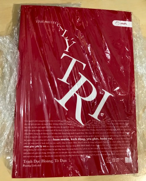 Bản in có hình thức đẹp. Nội dung đưa nhiều ví dụ cụ thể phù hợp xu hướng đời sống hiện tại. Dễ nắm bắt, dẫn dắt suy nghĩ người đọc.
Gửi sách chỉ bọc PE mỏng. Dễ cấn gãy góc sách. Mong các cửa hàng lưu ý hơn.
Chân thành cảm ơn.