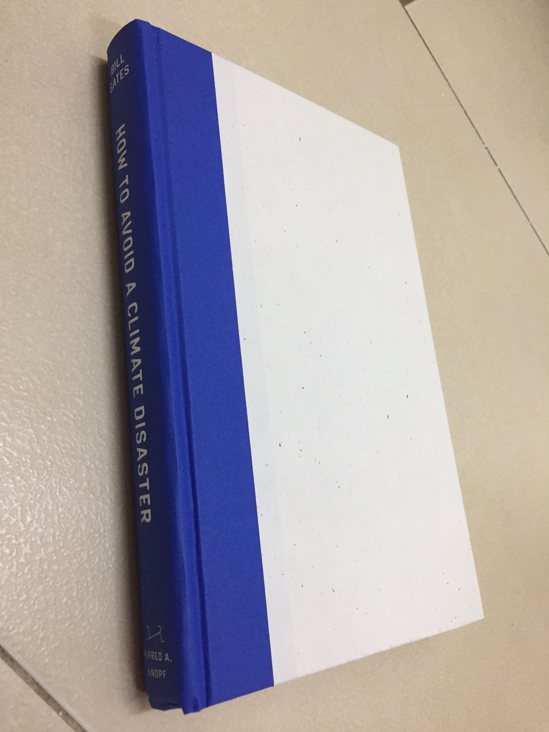 Thủ tục mua bán thuận tiện, giao hàng đúng theo thời gian cam kết. Sách bìa cứng, khổ sách lớn, chất lượng giấy tốt, cỡ chữ to. Điểm trừ là áo sách bị bẩn dù vẫn trong bọc nilon. Đánh giá này không bao gồm nội dung của sách.