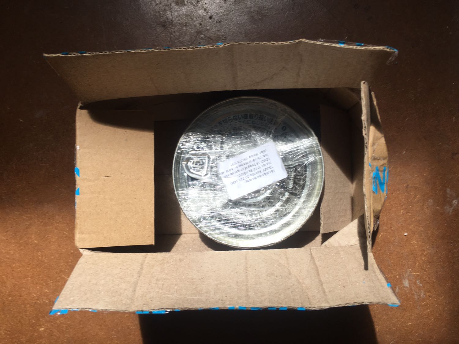 Phát hiện nhiều lỗ nhỏ hình tam giác bê hông trái sản phẩm mình không biết là do có sẵn khi đóng gói hay shop đục những lỗ như vậy để khi ship hàng không bị dồn ép không khí gây rách bao? Hạn dùng rất lâu nhưng bị đục lỗ như vầy không biết có bị ảnh hưởng chất lượng sản phẩm hay không? Mình có mua hộp thức ăn cho mèo loại hộp thiếc được shop bán gói rất kỹ và đặt trong thùng giấy trong khi hạt đặt trong bao plastic như này thì lại chỉ bao sơ sơ và không có thùng để đảm bảo an toàn. Hi vọng Tiki xem xét lại quy cách đóng gói khi ship hàng cho khách! Mình vẫn nhận hàng đánh giá 5 sao cổ vũ shop và Tiki hoàn thiện hơn!!! Phát hiện nhiều lỗ nhỏ hình tam giác bê hông trái sản phẩm mình không biết là do có sẵn khi đóng gói hay shop đục những lỗ như vậy để khi ship hàng không bị dồn ép không khí gây rách bao? Hạn dùng rất lâu nhưng bị đục lỗ như vầy không biết có bị ảnh hưởng chất lượng sản phẩm hay không? Mình có mua hộp thức ăn cho mèo loại hộp thiếc được shop bán gói rất kỹ và đặt trong thùng giấy trong khi hạt đặt trong bao plastic như này thì lại chỉ bao sơ sơ và không có thùng để đảm bảo an toàn. Hi vọng Tiki xem xét lại quy cách đóng gói khi ship hàng cho khách! Mình vẫn nhận hàng đánh giá 5 sao cổ vũ shop và Tiki hoàn thiện hơn!!!