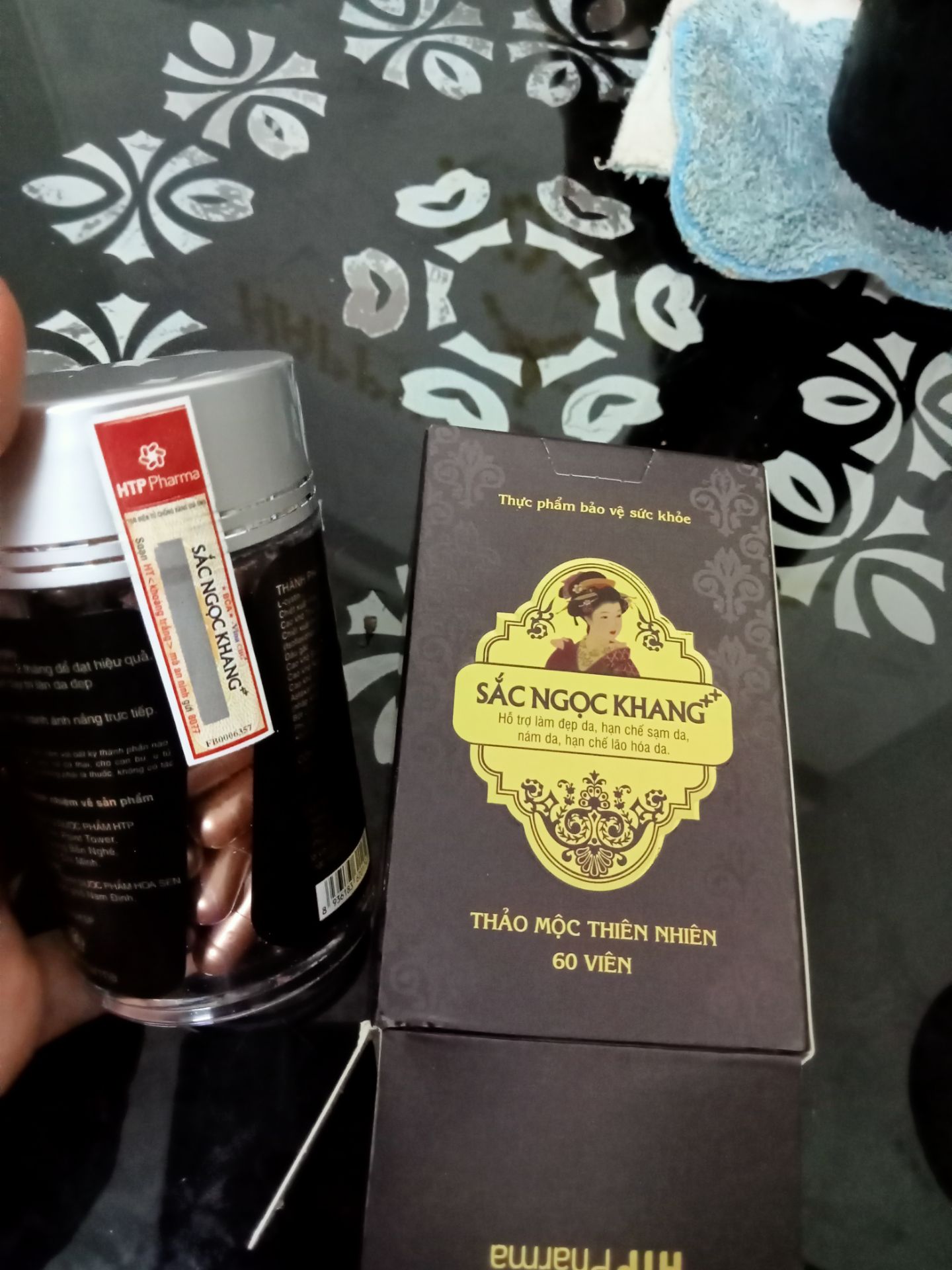 giao hàng khá chậm. nhưng khi nhận dc hàng khá hài lòng. có kèm quà tặng. sử dụng xem nếu tốt sẽ ủng hộ. có tem mác đầy đủ date lại xa.