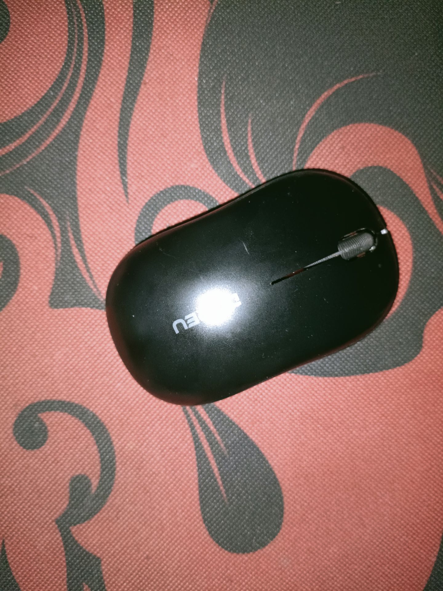 mọi người nên xài logitech hoặc razer , đừng hàm rẻ mà xài hãng này, vừa mua về kết nối xài đc 1 chút đã lag chuột, người nào mua về chơi game thì càng ko nên mua