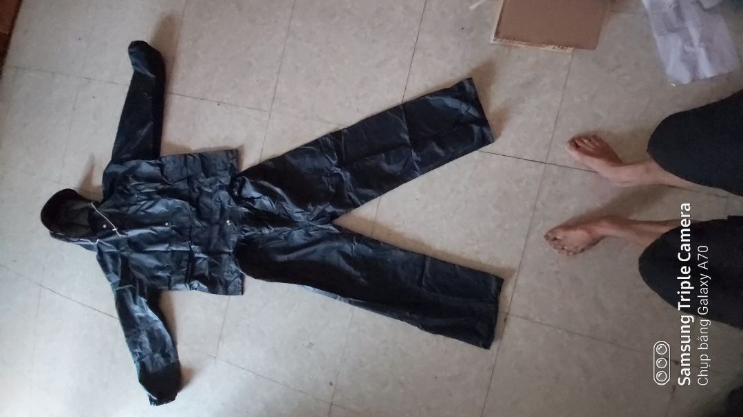 Áo như mô tả...không biết mưa to có ướt phía trong không...cũng được ...4 sao