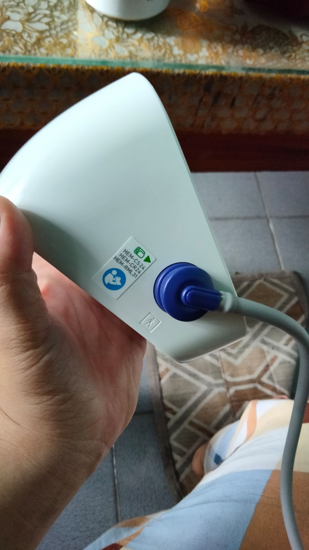 giao hàng nhanh, trước dự kiến 1 ngày, tiki làm việc nhanh gọn. hộp đựng có móp méo không đáng kể. máy hoạt động tốt, có tặng kèm pin và bộ đổi nguồn.