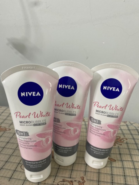 Sữa rửa mặt Nivea Đất sét làm sạch da , mùi dễ chịu , tôi rất thích . Giao hàng nhanh , đóng gói cẩn thận