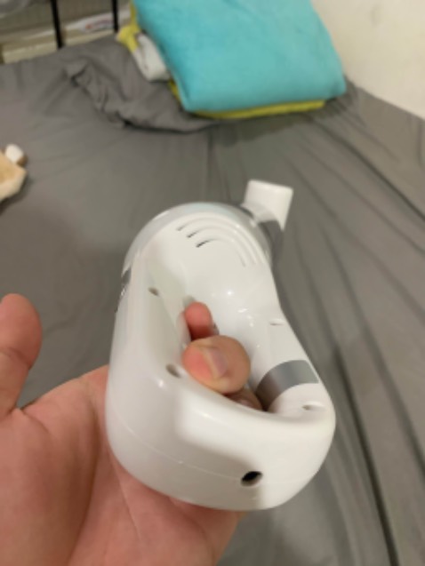 Lần đầu đặt lòng tin mua hàng trên Tiki, đợt 2-2 lướt qua thấy quảng cáo nên click vào xem thử, thấy sản phẩm cũng mới tuy nhiên giá thành hợp lý,
Quan trọng là được bảo hành 12 tháng nên mới quyết định đặt về thử, qua sử dụng thì thấy tương đối ổn, máy chạy êm hút khỏe, có kèm khá nhiều đầu hút thay thế, hút được cả bụiấy ở ga giường.
Ngoại quan nhỏ gọn, dễ sử dụng, shop có gửi kèm giấy hướng dẫn sử dụng chi tiết, đặc biệt là quá trình sạc pin. Khi sạc đầy pin thì hút được tầm 25-30'. mỏi tay luôn :)) )
Dây sạc cắm với cục sạc đt khoảng 3 tiếng là đầy pin, còn nếu cắm vào ổ usb thì khá laauu ấy. Trước mắt cứ cho shop 5*, sẽ sử dụng và góp ý thêm