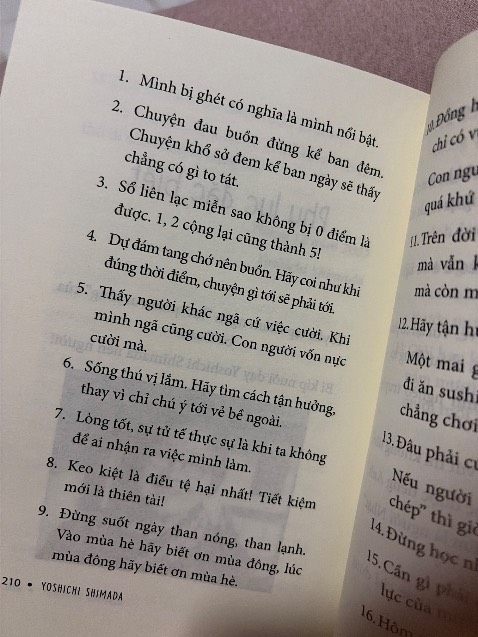 sách nhẹ nhàng dễ thương lắm, mình đọc mà cười suốt luôn vì sự đáng yêu của tác giả và bà ngoại, nó khiến mình nhớ về bà ngoại mình. Đoạn cuối cũng tốn 1 xíu nước mắt đó😭

sách mỏng, mình đọc tầm 3 tiếng là xong luôn. Phù hợp cho những bạn nào đang tìm kiếm một cuốn sách healing chữa lành nha💞
