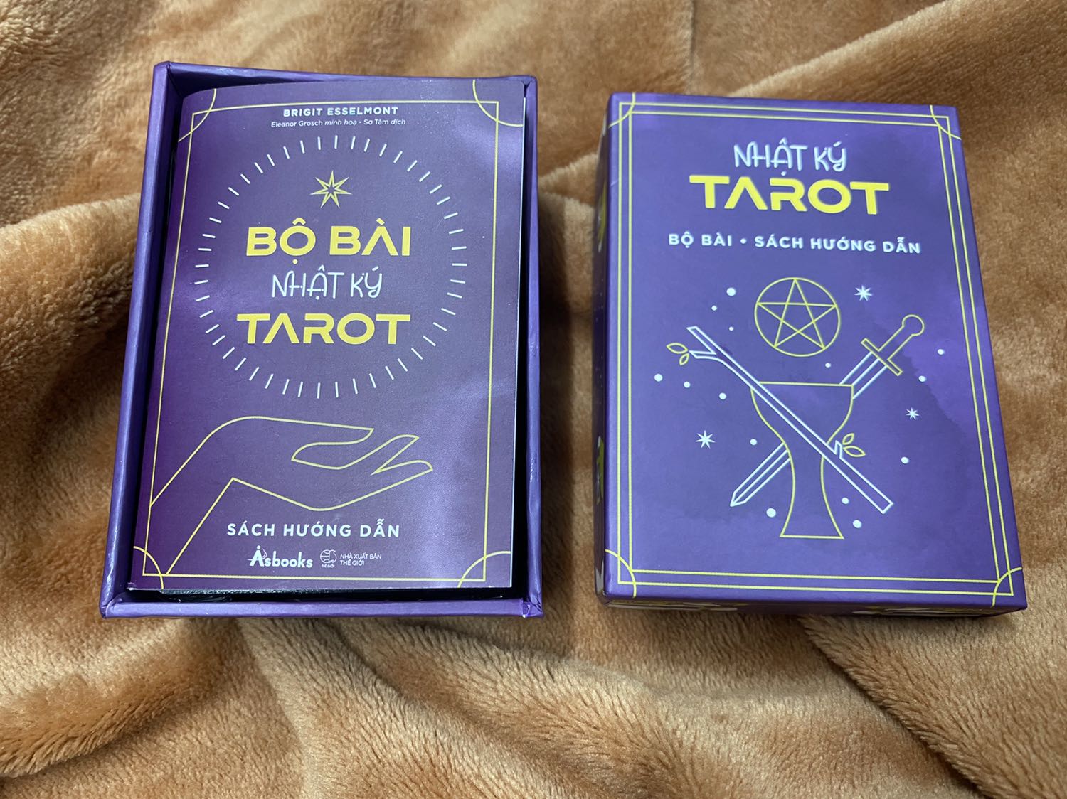 Đây là lần thứ 2 mình mua bộ bài này bản Việt vì nghe nói đây là phiên bản mới, đã sửa lại hết các lỗi của phiên bản trước. Và quả nhiên không thất vọng. Bài nhẹ hơn, độ dày vừa phải, bóng mờ in rất đều màu. Cắt viền không bị lệch như bản cũ nữa. Các lỗi sai STT và chính tả đã không còn. Tiki giao hàng thần tốc luôn. Một bộ bài real giá rẻ và quá chất lượng rồi. 👍👍👍 ưng cái bụng.