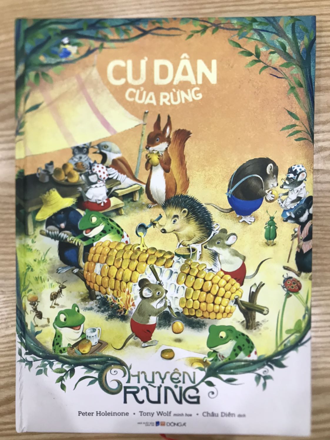 Sách khổ to, đẹp. But các câu truyện nhiều chữ nên phù hợp với các bé cấp 1 hơn là mẫu giáo.