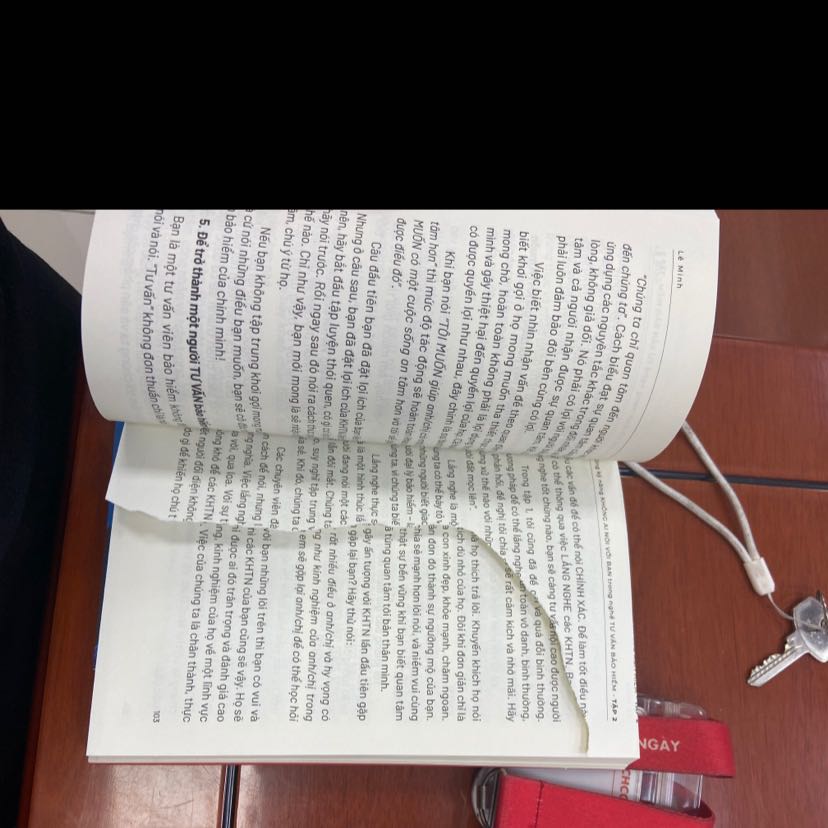 Mở sách ra thất vọng quá 
Rách mất 1 trang 
In lệch dòng