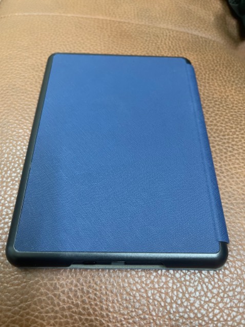 Hình ảnh xoay ngang đọc chữ to hơn, nhưng phần nội dung 1 trang sẽ chia thành 2 phần, phải nhấp 2 lần mới hết trang. Xoay dọc thì chữ đầy một trang sách nhưng đổi lại chữ khá nhỏ. Tốc độ phản hồi thì có phần chậm, ai xài MTB quen rồi thì sử dụng kindle phải làm quen với độ nhạy chuyển hình chậm này. Đăng nhập và chuyển tải file qua máy khá nhanh, đọc ban đêm rất ổn, dùng chung với bao da thì máy sẽ nặng hơn 1 tí, còn ko có bao thì siêu nhẹ, ko sợ mỏi tay khi cầm lâu.