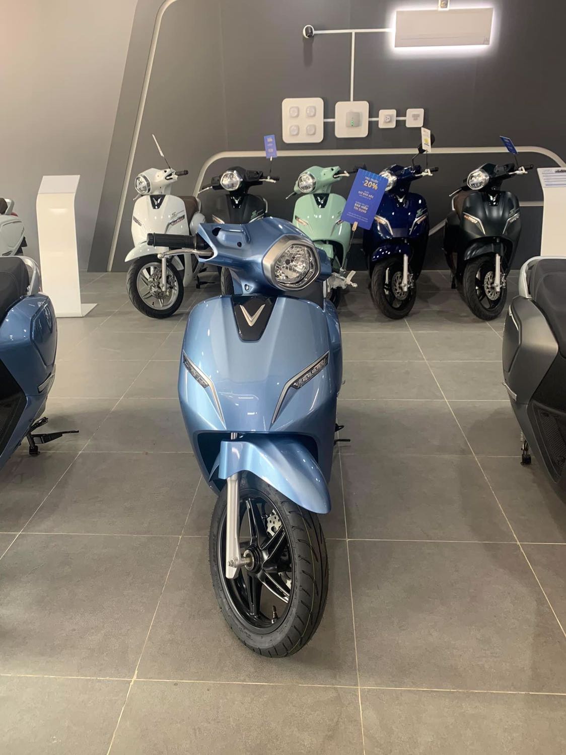 XE ĐIỆN VINFAST KLARA A2✨
✨ PHIÊN BẢN NÂNG CẤP VƯỢT TRỘI 2021✨

SỰ TRỞ LẠI VÀ LỢI HẠI HƠN XƯA CỦA VINFAST KLARA A2...

💥 XE Chạy được vận tốc lên tới 60km/h so với phiên bản cũ 48km/h.

💥 QUẢNG ĐƯỜNG 1 lần sạc đầy xe chạy được tới 90KM (Vận tốc tiêu chuẩn 30km/h).

💥 XE có tiêu chuẩn chống nước IP57,67 (có thể lội nước 0,5m trong vòng 30 phút)

💥 XE được bảo hành lên tới 3 năm không giới hạn số KM trên hệ thống Toàn quốc.