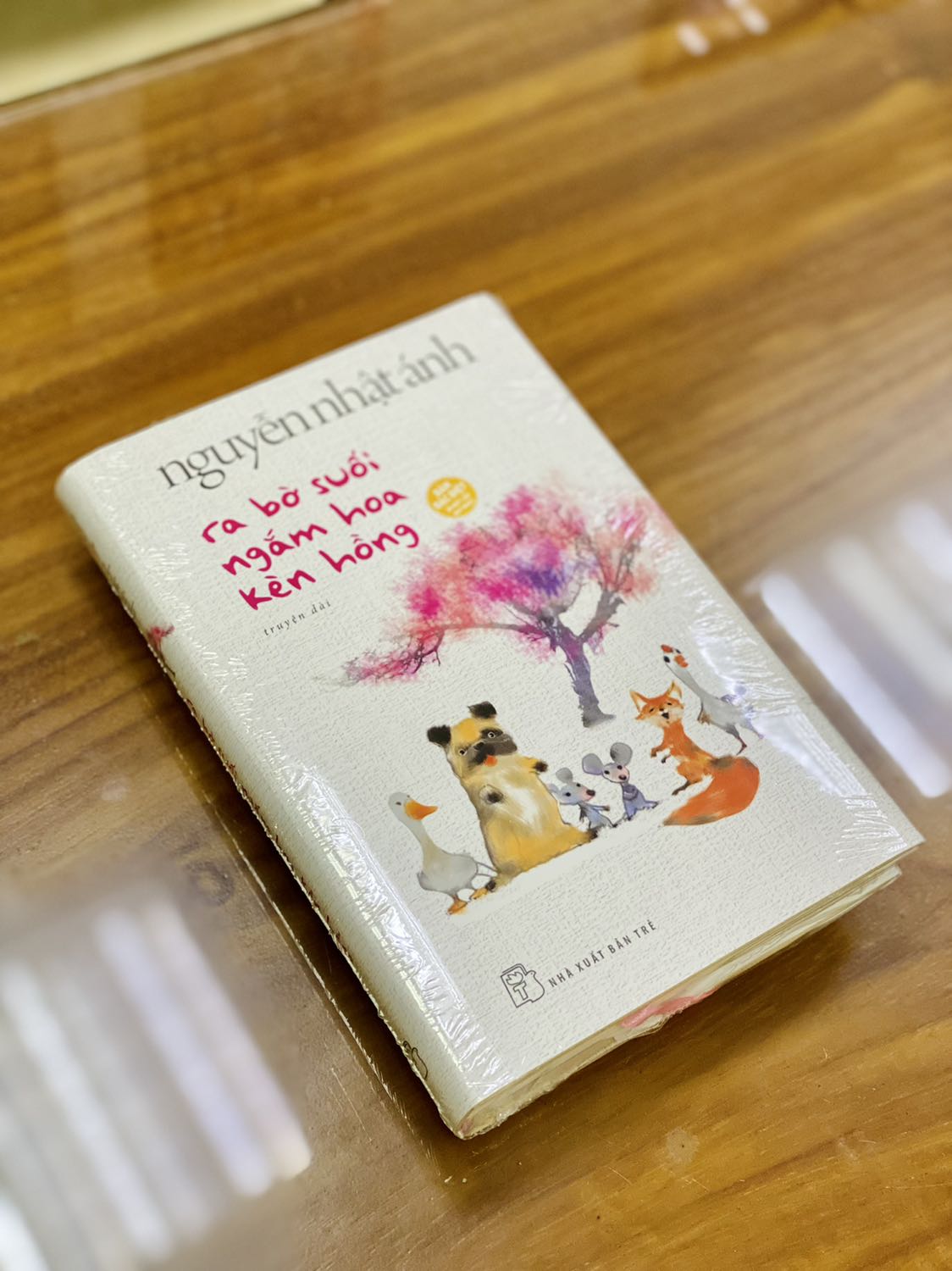 Sách được bọc màng co nhưng đựng trong hộp giấy khá lỏng lẻo. Sách bìa cứng, có áo bìa, chất lượng giấy tốt, in màu toàn bộ. Ngoài ra còn được tặng kèm một số sản phẩm như ảnh. Nhìn chung mình khá hài lòng về hình thức của sách và nhất là đặt sớm nên giá rất ổn.