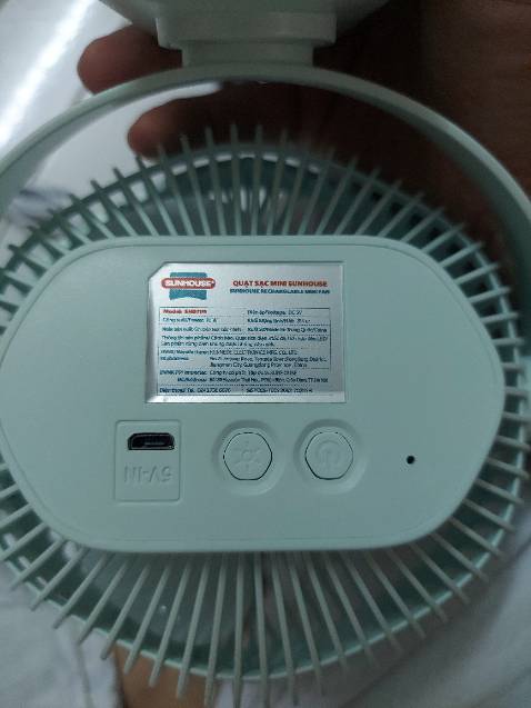 Hộp bị móp méo khi nhận hàng. Mua lần đầu nên không biết hộp có tem niêm phong hộp hay không? Quạt nhận được có tem bảo hành, có dây sạc, hướng dẫn sử dụng, phiếu bảo hành. Quạt và đèn chạy thử thì tốt nhưng chưa an tâm lắm, đợi sử dụng và khi sạc nữa.