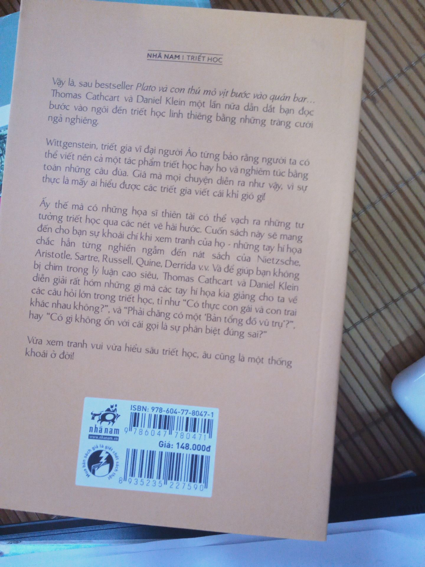 mình mới đọc được vài trang mà thấy khá hay và mới lạ.Nhưng những bạn cấp 2, cấp 3 thì có lẽ đọc cũng hơi khó hiểu đó ạ