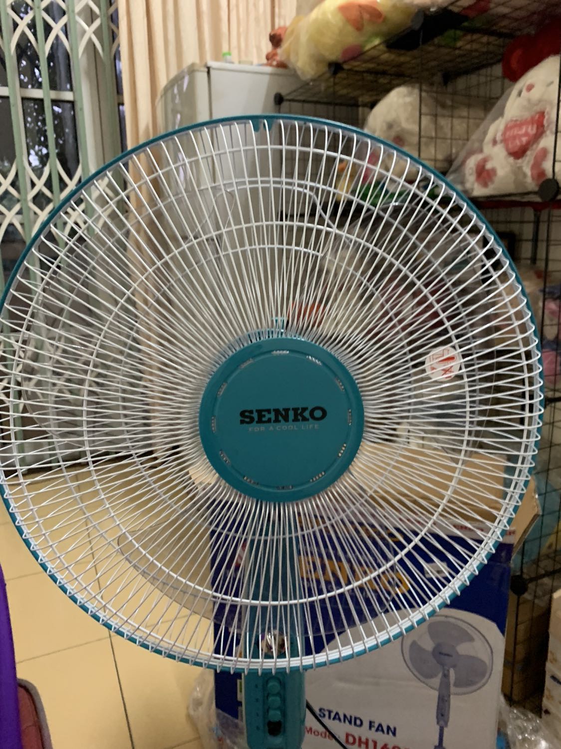 Giao hàng nhanh, quay mạnh, số nhỏ nhất bằng số lớn nhất của các loại quạt khác. Trọng lượng rất nhẹ nhưng không bị ồn ở chân quạt. Mua giá khuyến mãi cực rẻ, rẻ hơn nhiều so với ***