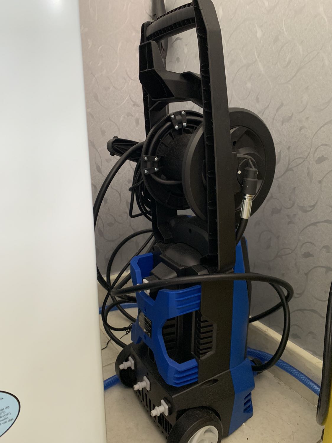 Máy mạnh, hoạt động êm, kiểu dáng đẹp, gọn, ngoài rửa xe còn làm được nhiều việc khác. Máy mạnh, hoạt động êm, kiểu dáng đẹp, gọn, ngoài rửa xe còn làm được nhiều việc khác.