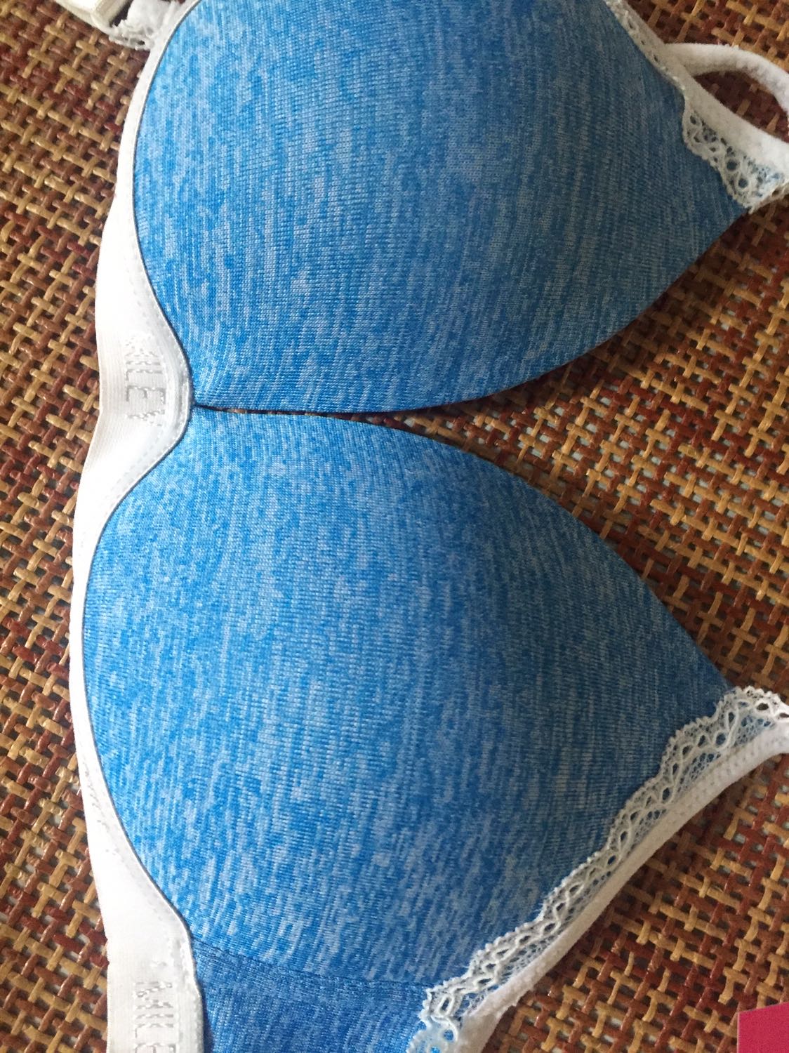 Đây là áo ngực thiên giống áo bra nha mn. Áo đẹp, mút mỏng, đường may khéo léo.