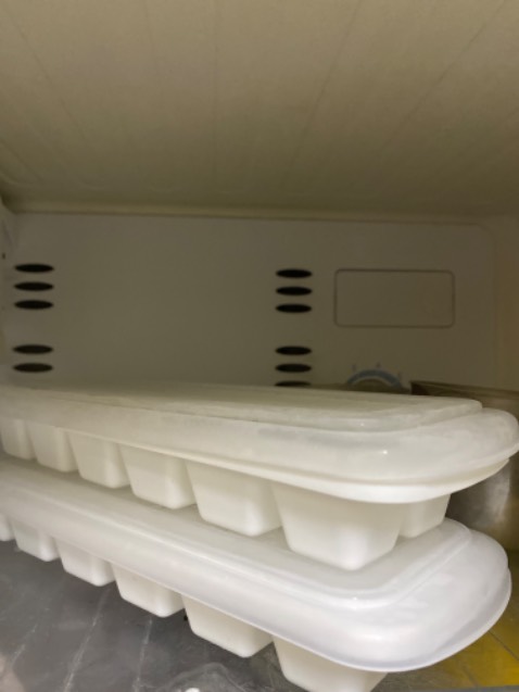 Mình thích nhất là khay có nắp. Nhựa tốt và dễ lấy nước đá ra. Mình mới sử dụng hơn 1 tháng nên chưa biết được độ về của sản phẩm.