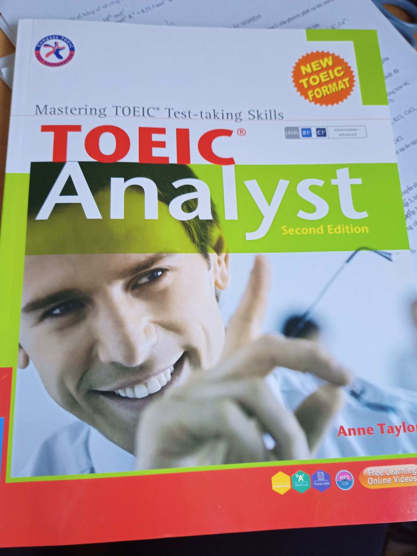 sách bao bọc cẩn thận, đẹp, đầy đủ CD, sách trắng đen, giao hàng nhanh chóng. Nên mua !