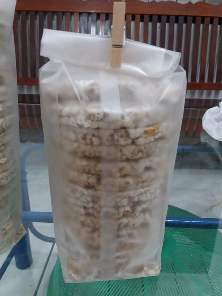 - Thực ra bảo bánh phù hợp với người ăn kiêng cũng ko hẳn, ngay cả khi bố mình là người ăn kiêng cũng bảo người ăn kiêng cũng không thích cái này, vì thực ra đã phải ăn kiêng thì xác định là ko thích, kiêng đường, kiêng mỡ, hay phải kiêng món ăn mình thích chẳng hạn. Dù vậy mình vẫn đánh giá món này dùng được, ăn giải trí khi đói, tránh gây ngán trước khi vào bữa.
- Về dịch vụ vận chuyển của tiki vẫn nhanh và tốt như hồi nào, 20 chuyến mình được nhận hàng thì chỉ có một chuyến trễ thôi, và lần này cũng thế, thật sự hài lòng.
- Bạn nào mua về cho bố mẹ ăn thì cân nhắc nhé, vì nó nhạt lắm đấy, tôi cũng chưa ăn thử, nếu phải đánh giá thì có lẽ nên nói là "ăn thấy thú vị mà thôi"