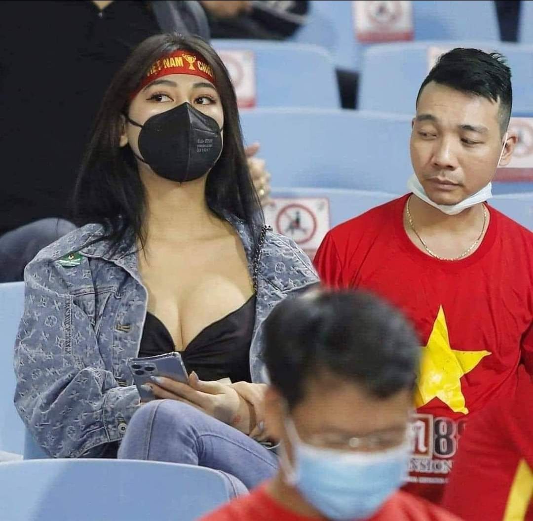 Thân bếp làm mỏng, kiềng cũng rất mỏng. Nói chung trong tầm giá 300k chẳng thể mong tốt hơn được, tính mua cái Rinnai đơn hàng Nhật mà không có nên dùng tạm.