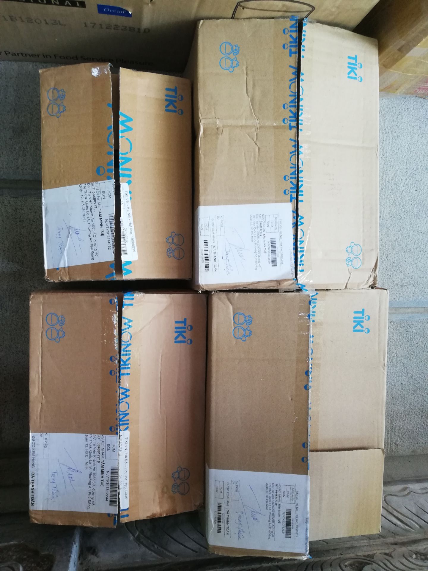 Chào shop. Mình đã nhận 4 đơn hàng ngày 27/10/19, khi hôm nay kiểm tra đơn hàng thì trong 4 thùng hàng tiki giao có 1 thùng nhỏ và nhẹ hơn các thùng còn lại nên mình mở ra xem thì phát hiện combo ngũ cốc 2 gói trong thùng hàng này chỉ có 1 gói. Mình đã thanh toán đơn hàng qua thẻ nay lại nhận hàng thiếu chưa kể việc giao hàng trể hơn dự kiến cả tuần lễ. 

Nếu không được bồi thường, mình xin trả lại đơn hàng này. 

Đây là hình ảnh xác thực.

Mong được trợ giúp.