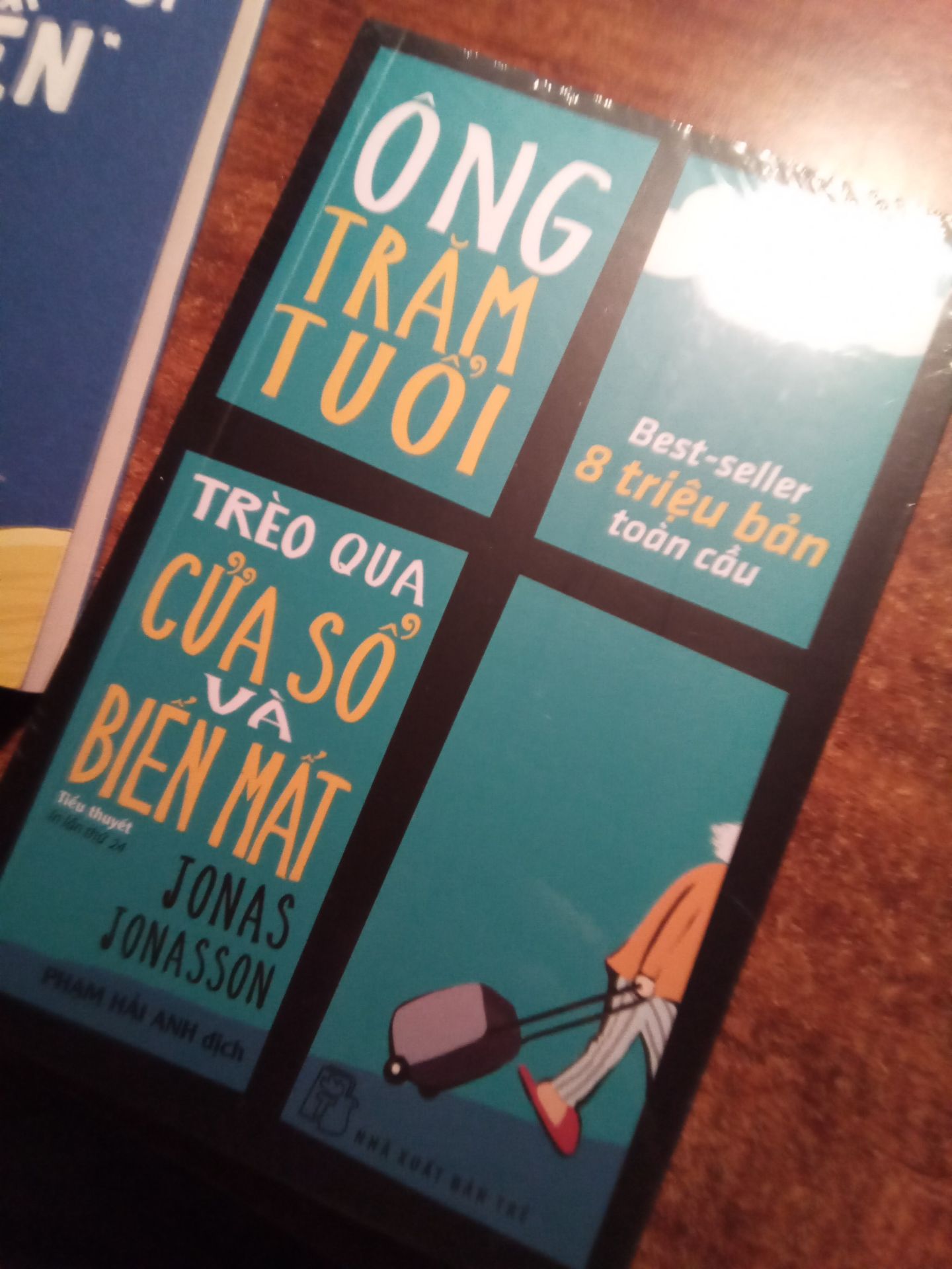 giao hàng nhanh, sách có bọc bên ngoài mới cứng, rất ưng. Còn về nội dung thì do chưa đọc nên mình ko nhận xét nhiều, nhưng chỉ cần biết là sách của jonas jonasson thì rất đáng đọc. Tác giả có lối hành văn hài hước châm biếm nhưng không hề cợt nhả, khiến độc giả gần như cười không ngớt luôn. Tuy nhiên không phải vì hài hước mà đây là một cuốn sách sáo rỗng, bên cạnh những tình huống hài hước luôn là những ý nghĩa nhân văn về con người và cuộc sống. Tác giả còn có vài quyển sách cx rất hay nữa là Anders sát thủ cùng bè lũ, cô gái mù chữ phá bom nguyên tử,... đều đáng đọc lắm
