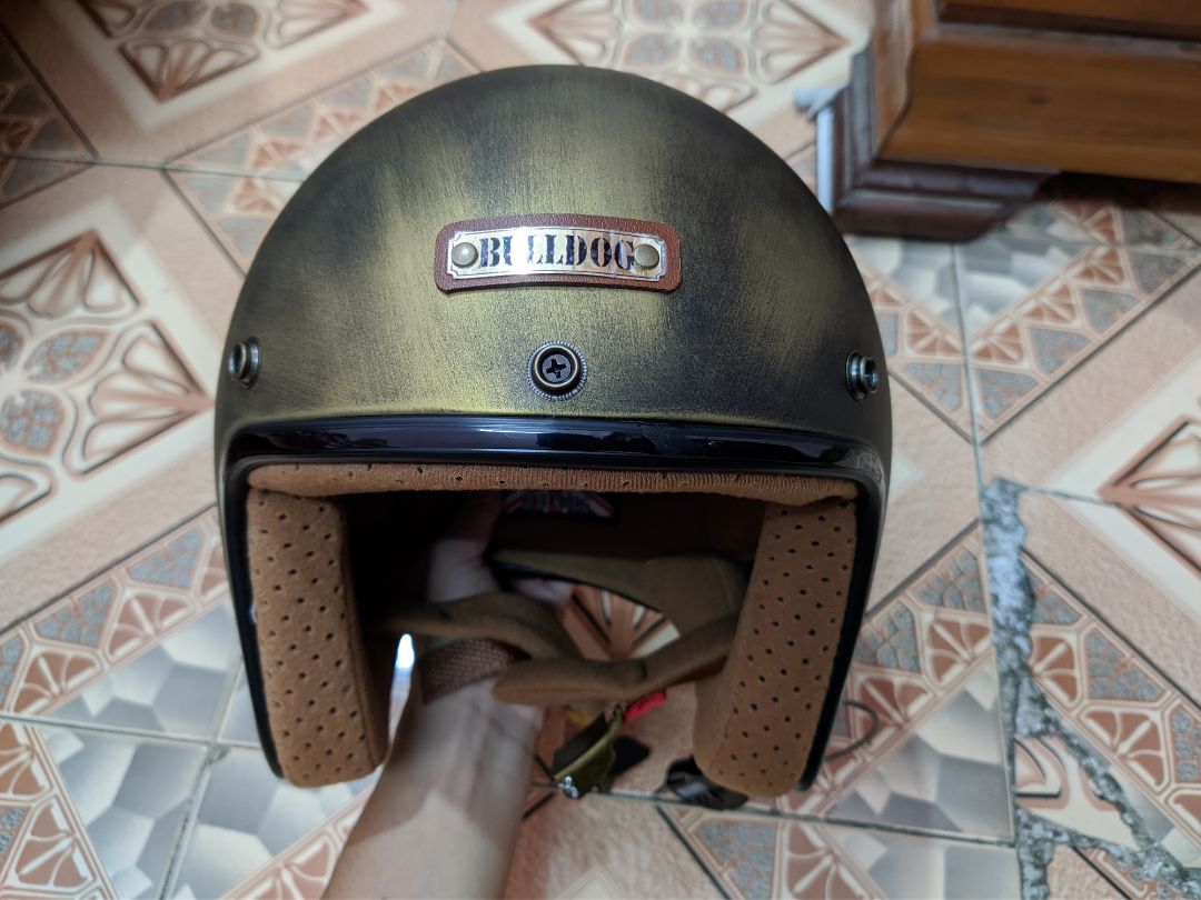 Đeo rất khít. Dày hơn mũ 1/2 đang dùng. Giao hàng nhanh hơn dự kiến, đóng gói đẹp. Được tặng thêm hẳn 2 cái túi đựng nữa.