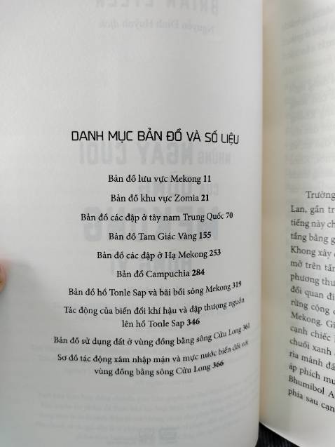 Một cuốn sách đáng đọc để tìm hiểu về dòng Mekong từ với nhiều khía cạnh khác nhau, tương lai của dòng Mekong dưới sự chi phối của các quốc gia và cường quốc như Trung Quốc. Nguy cơ tiềm ẩn của các chính sách phát triển kinh tế khi họ cố khai thác nguồn tài nguyên thiên nhiên này, có thể tổn hại đến hệ sinh thái của khu vực lẫn những lãnh thổ khác nhau phụ thuộc con sông.