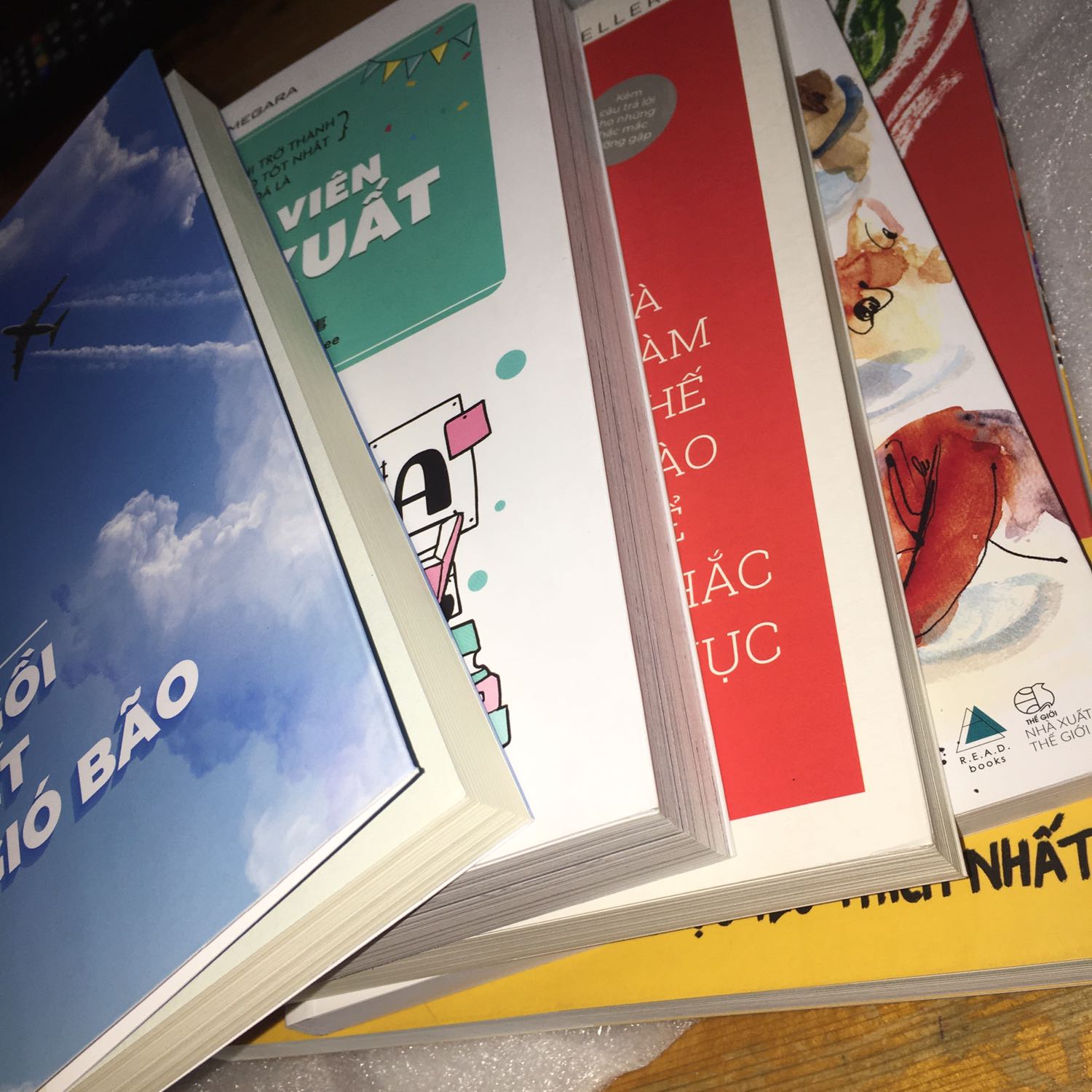 Giao hàng nhanh, shipper thân thiện, sách còn mới đẹp, không bị nhăn góc hay trầy xước gì nhiều, đóng gói tốt, mua giá sale nên khá rẻ.