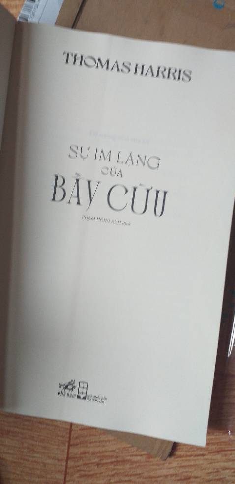 vì mua giá rẻ nên sách về không có bìa trong bọc ngoài, nhưng vẫn còn mới và đẹp lắm ạ. Trời mưa mà shipper đi ship cực quá trời, đơn có bị ướt một tí nhưng kô ảnh hưởng đến sách hehê. Cảm ơn shốp và shíp pơ nhìu ạ ❤ vì mua giá rẻ nên sách về không có bìa trong bọc ngoài, nhưng vẫn còn mới và đẹp lắm ạ. Trời mưa mà shipper đi ship cực quá trời, đơn có bị ướt một tí nhưng kô ảnh hưởng đến sách hehê. Cảm ơn shốp và shíp pơ nhìu ạ ❤