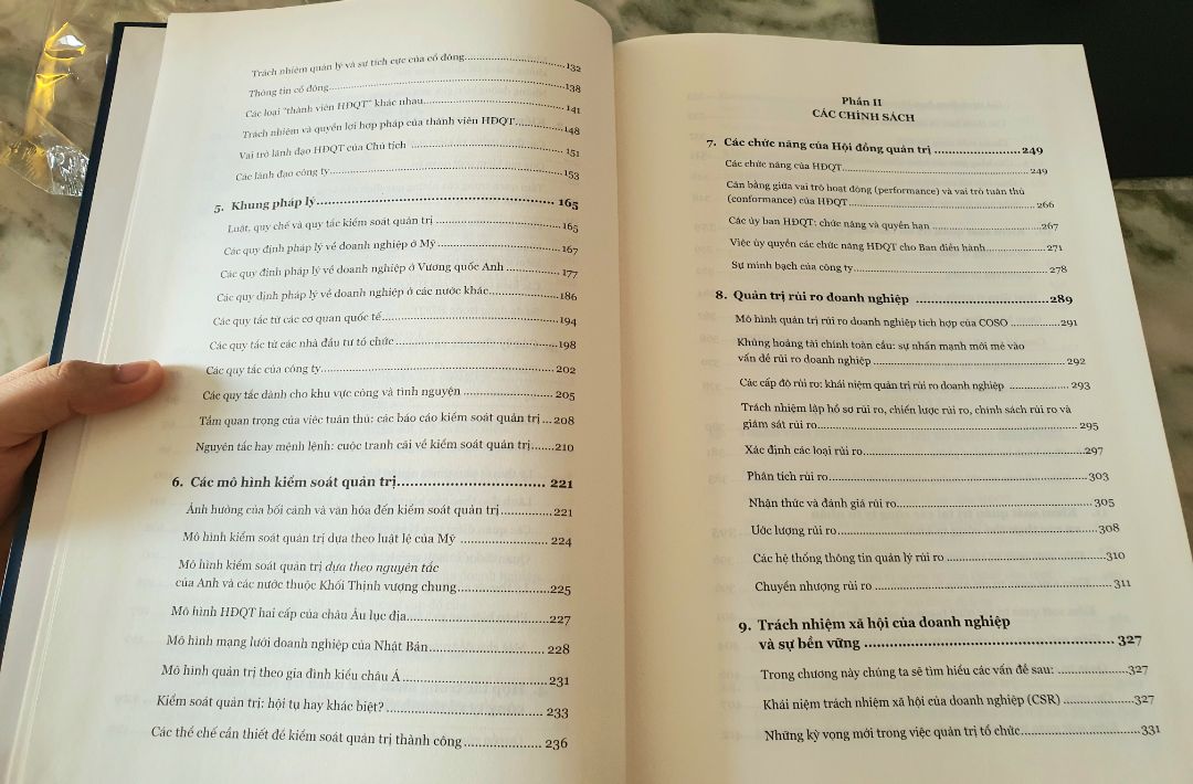 Giấy mịn, màu kem, sờ thích lắm. Hơi bám bẩn tẹo nhưng không vấn đề. Sách toàn chữ, khômg có số hay công thức gì đâu. 

Đối tượng: Người học cao học, kiểm toán, chủ DN lớn. Phù hợp với những bạn đang làm ở Công ty đa quốc gia hoặc Tập đoàn nước ngoài/ Tập đoàn VN có chi nhánh hoặc muốn mở rộng ra nước ngoài. 
Các bạn làm trong công ty vừa & nhỏ, DN VN thì đọc thêm cho biết chứ cũng không áp dụng được toàn vẹn như những đối tượng kể ở trên. 

Nội dung: Mình mới đọc lướt qua thì thấy tác giả phân chia rạch ròi về non-executive director vs executive director, cái mà mn hay nhầm mà ở trường GV không đi sâu hoặc không đề cập đến.
Nhìn thì có vẻ như lý thuyết nhưng là kiến thức mở rộng có thể áp dụng vào thực tế, giúp củng cố nội dung báo cáo & bổ trợ cho các nhận định của bạn.