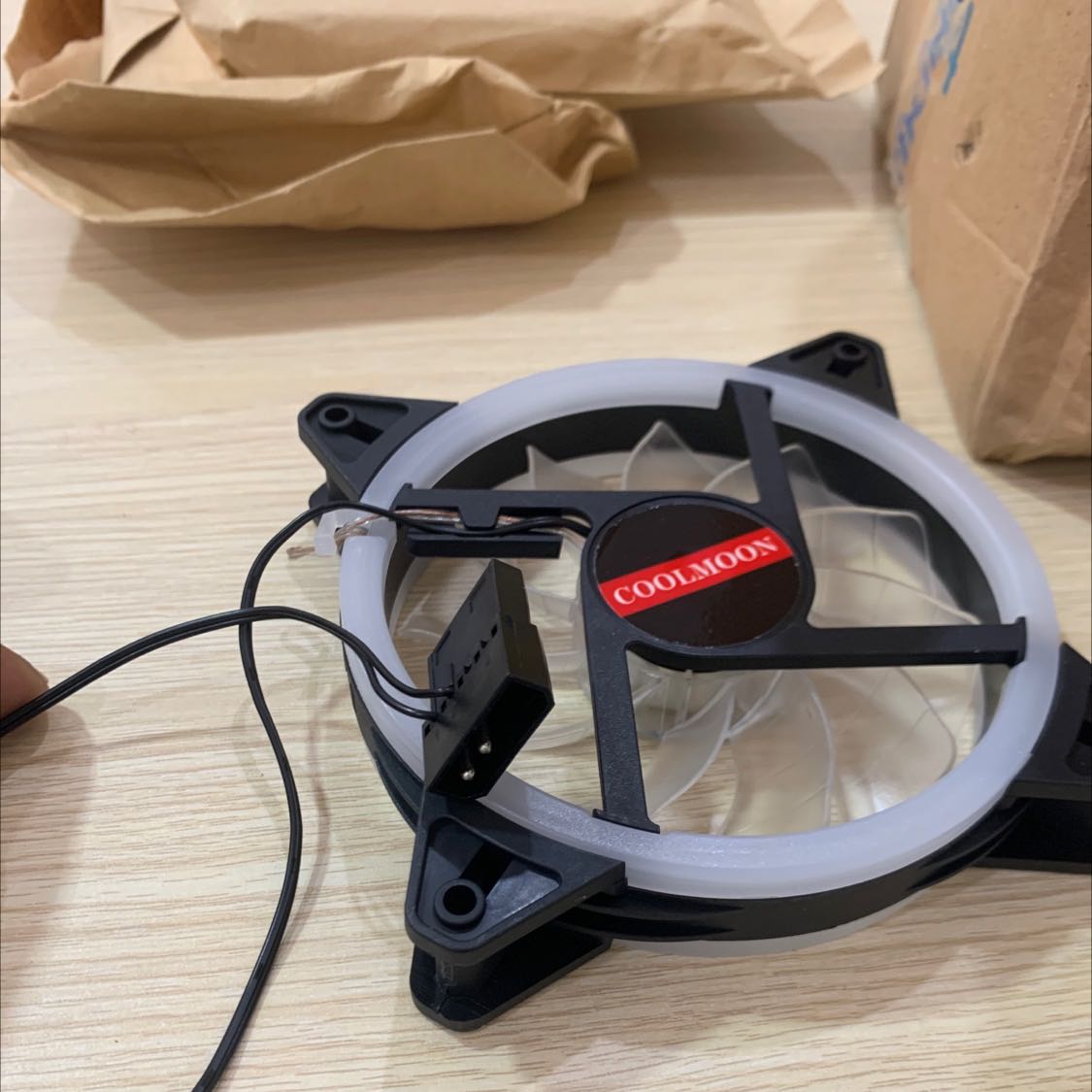 Thực tế vs hình minh họa khác nhau nha , ko có chân 4 pin nên ko gắn vào hub dc , chỉ có thể gắn trực tiếp vào nguồn dùng tạm thôi