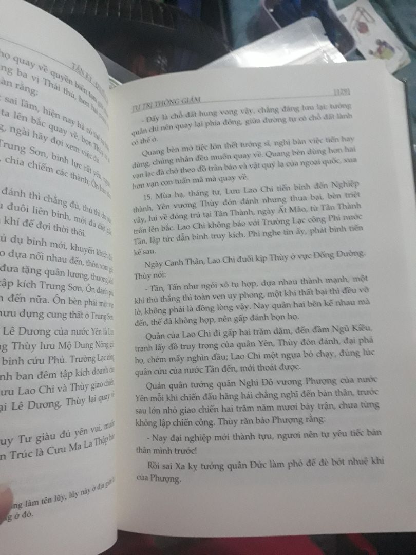 Bìa cứng mà còn bị gãy được -_-
Cuốn 7 này từ đời Tư Mã Diệu đến Tư Mã Đức Văn thời Đông Tấn và Ngũ Hồ Thập Lục. Sách dán keo ẩu nên bị dính rất nhiều ra trang giấy. Mình phải lấy dao rọc ra