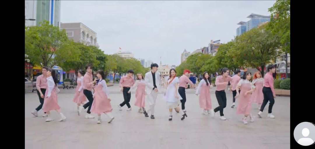 tủ hôi mùi nhựa, ko chắc chắn, giao hàng chậm./.