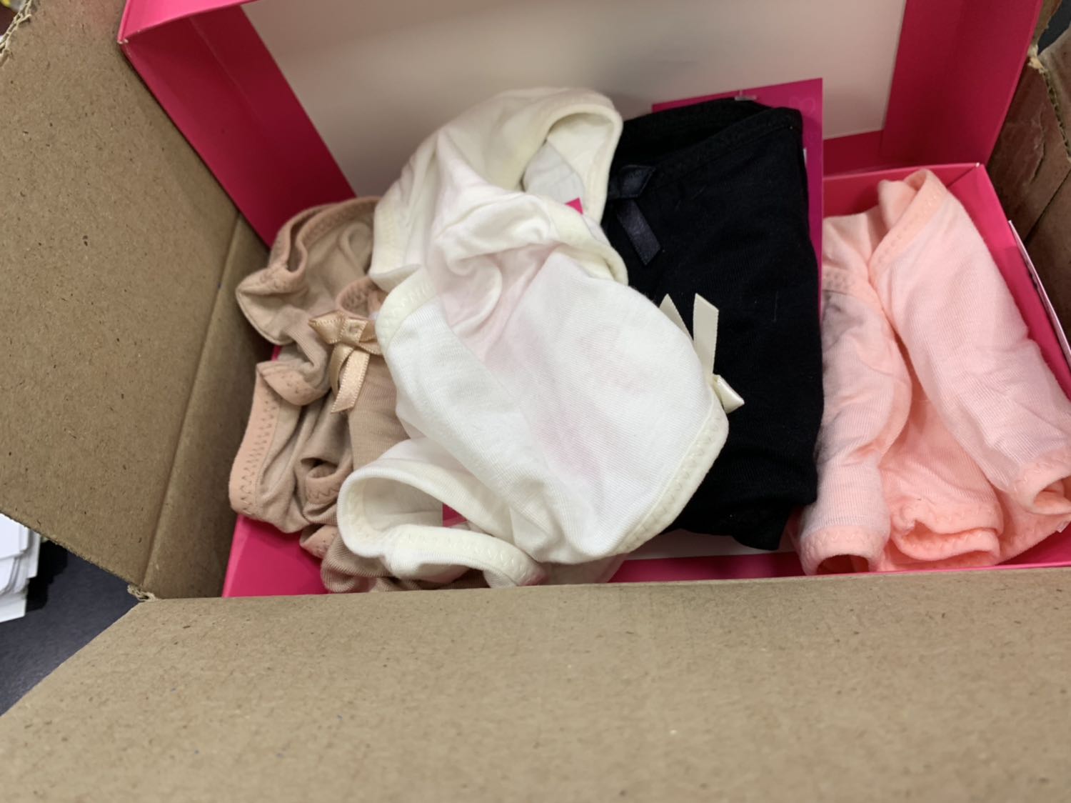 Quần ok, không có vấn đề, tuy nhiên combo 5 cái giao hàng chỉ có 4 cái, đã gửi yêu cầu hỗ trợ nhưng tiki không hề phản hồi, mình mua hàng của tiki đã rất lâu và rất nhiều lần, dịch vụ ngày càng đi xuống. Thất vọng!